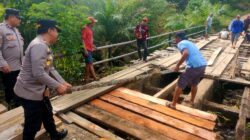 Wujud Kepedulian Polisi, Polsek Talo dan Warga Seluma Gotong Royong Perbaiki Jembatan Desa