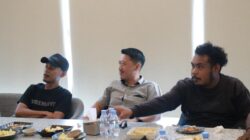 Perkuat Sinergi Informasi, Satgas Damai Cartenz Jalin Silaturahmi dengan Wartawan di Timika