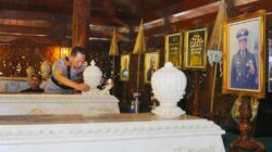 Usai Soekarno dan Gus Dur, Kapolri Ziarah-Tabur Bunga ke Makam Soeharto