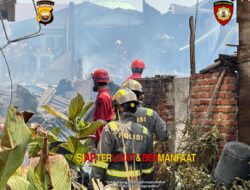15 Rumah Terbakar di Gang Damai Pengantungan, Personel Karhutla Polda Bengkulu Bantu Evakuasi dan Pemadaman