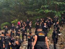 Bulan Bakti Kebersihan, Personel Ditsamapta Polda Bengkulu Bersihkan Pantai Pasir Putih