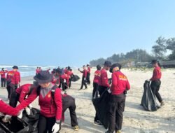 Jaga Kebersihan Pantai Panjang, Dirsamapta Polda Bengkulu Bersama Personel Gelar Aksi Bersih Pantai dan Pembinaan Fisik