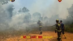 ‎Respons Cepat, Personel Dit Samapta Polda Bengkulu Padamkan Kebakaran Lahan di Bentiring