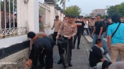 Aksi Humanis Kapolda Bengkulu, Di Tengah Demo Mahasiswa Bersihkan Sampah