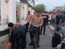 Aksi Humanis Kapolda Bengkulu, Di Tengah Demo Mahasiswa Bersihkan Sampah