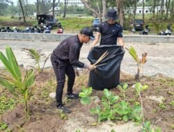 Peduli Kebersihan, Personel Dit Samapta Polda Bengkulu Bersihkan Pantai