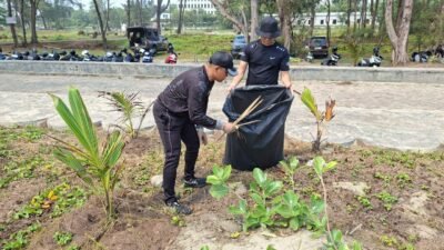 Peduli Kebersihan, Personel Dit Samapta Polda Bengkulu Bersihkan Pantai